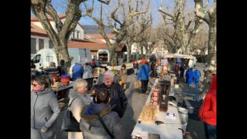 TV07 : Micro-trottoir : Pourquoi faire ses courses au marché plutôt qu’en grande surface ?